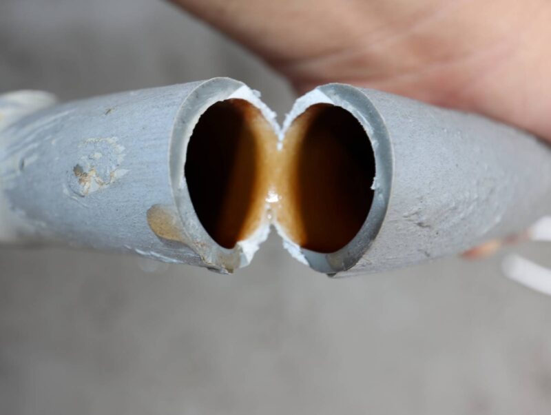 舊管道累積汙垢